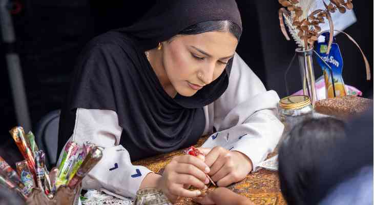 Henna artist with client.
