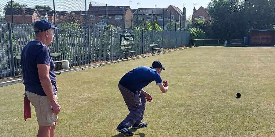 2 bowls players.