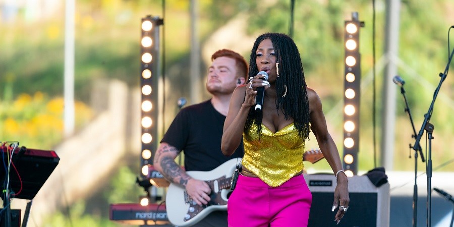 Heather Small on stage.