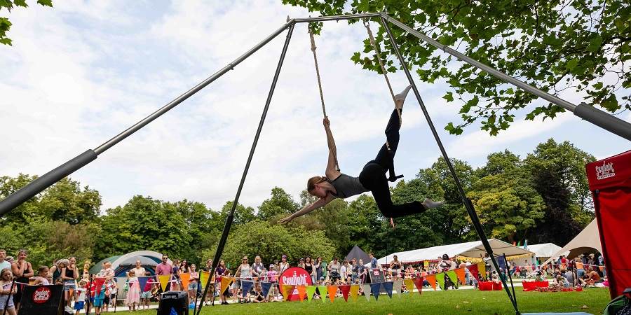 Skylight Circus performing in Queens Park.