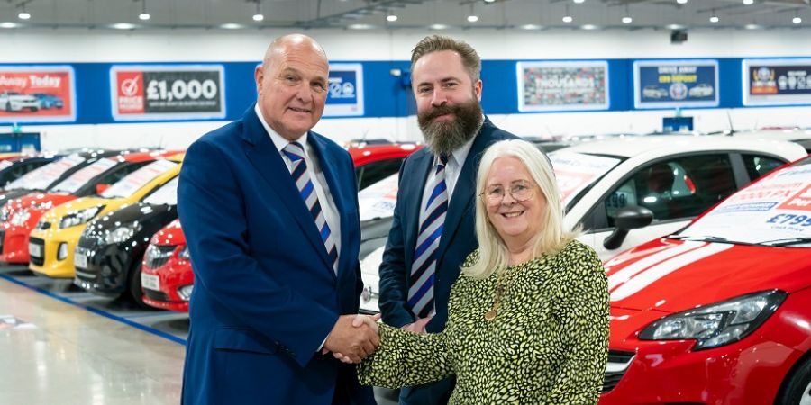 Councillor Sue Smith with 2 Trade Centre UK employees.