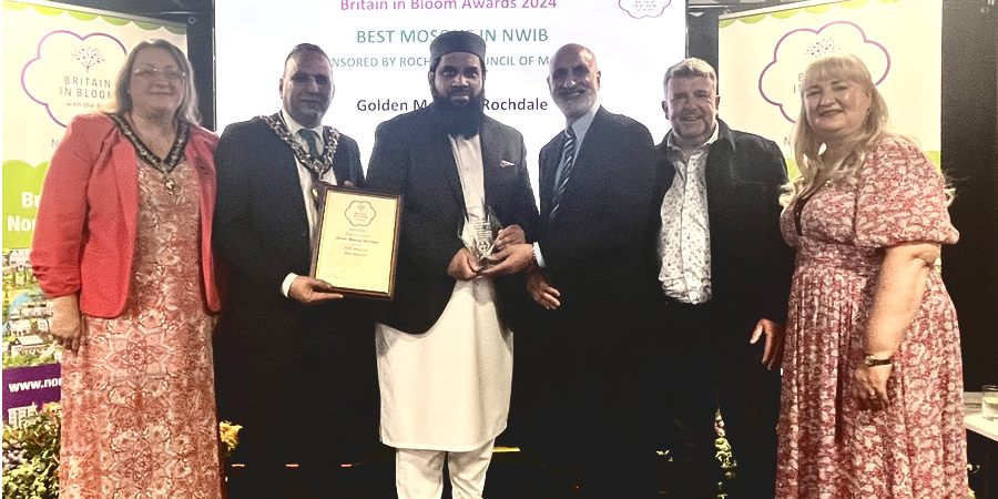 Councillor Rachel Massey and members of the Golden Mosque Rochdale.